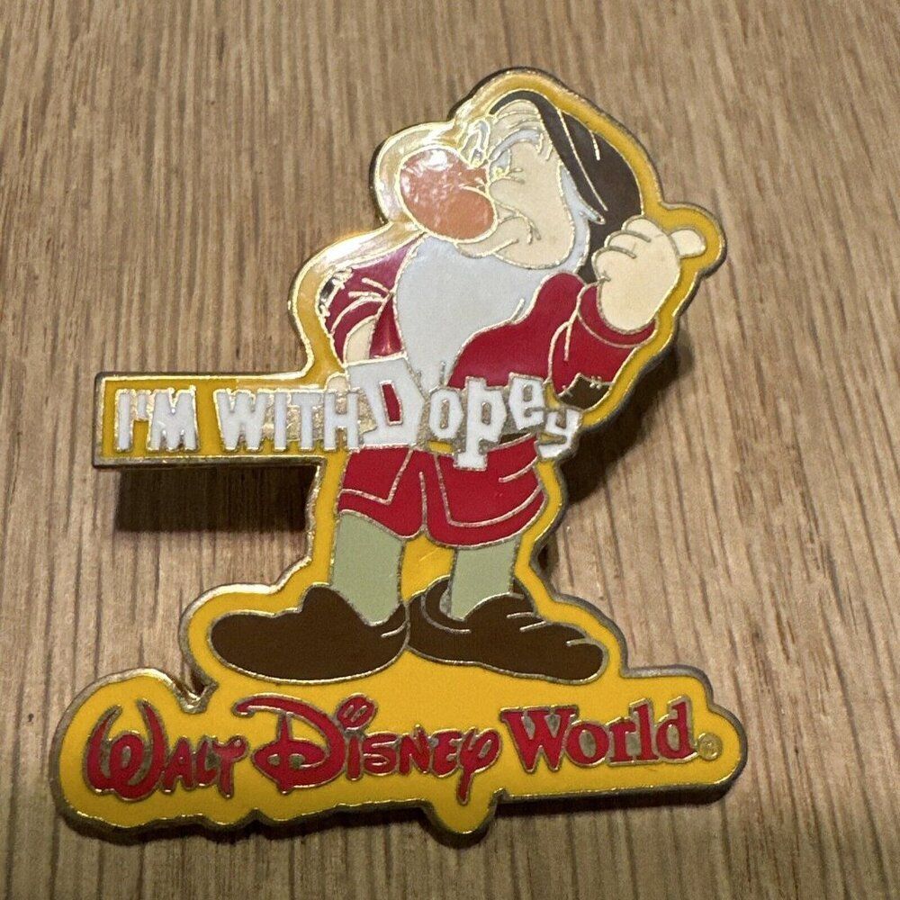 WDW Walt Disney Snow White   Disney Trading Pin 2002 Seven Dwarfs Grumpy Dopey